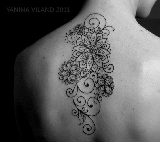 背部简单的黑色线条花卉纹身图案