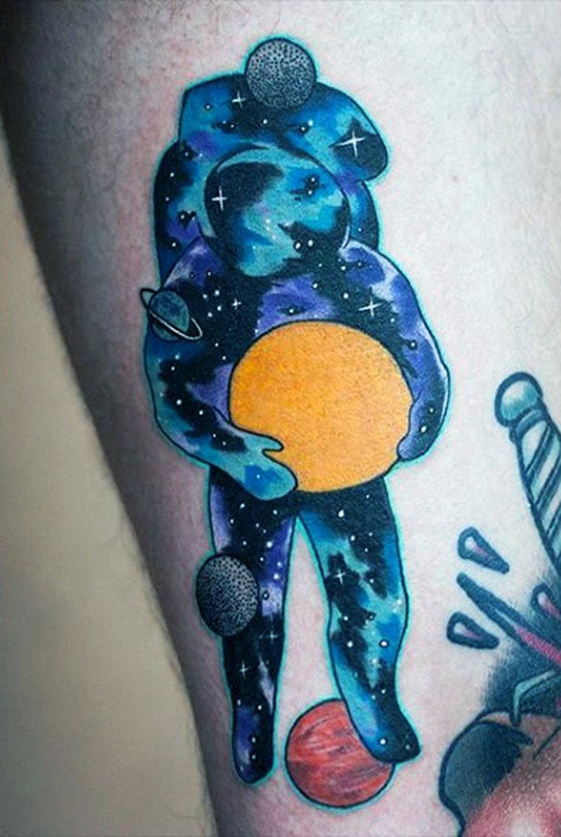 手臂宇航员轮廓的七彩星空和月亮纹身图案