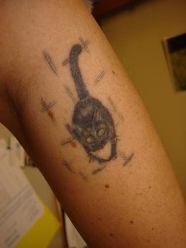 手臂黑色的猫纹身图案