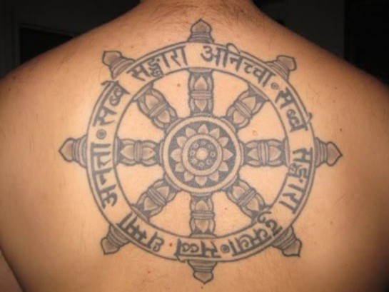 背部佛教字符与船舵纹身图案