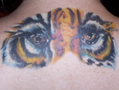 背部写实的老虎眼睛彩绘纹身图案