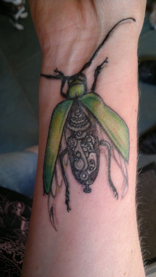 手腕绿色的机械甲虫纹身图案