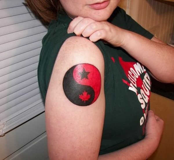大臂红色和黑色亚洲阴阳八卦与星星纹身图案