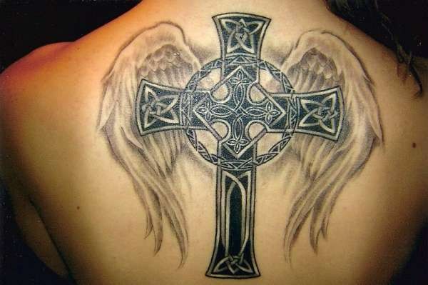 背部伟大的凯尔特十字架与翅膀纹身图案
