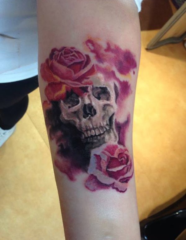 手臂粉红色的玫瑰与骷髅纹身图案