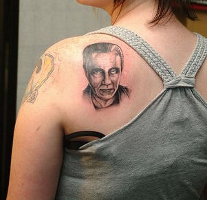 背部男性肖像写实风格纹身图案