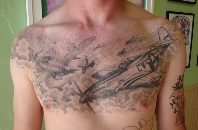 胸部黑灰风格二战战斗机个性纹身图案