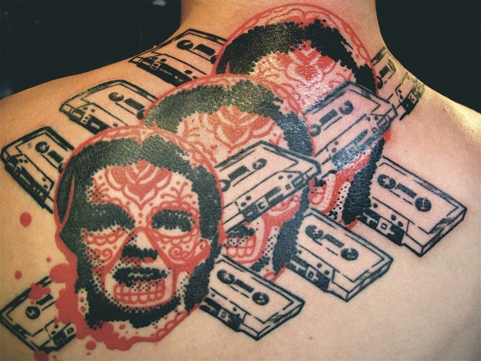 背部黑色和红色的女人和磁带纹身图案