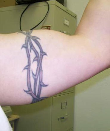 手臂多刺的藤蔓臂环纹身图案