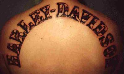 背部哈雷戴维森字母纹身图案