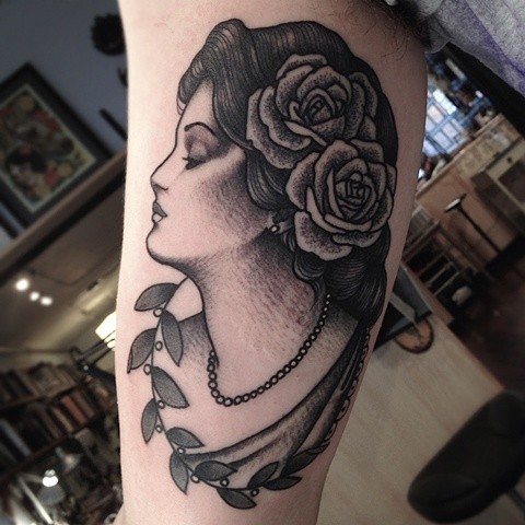 大臂复古风格的黑色女人花朵纹身图案