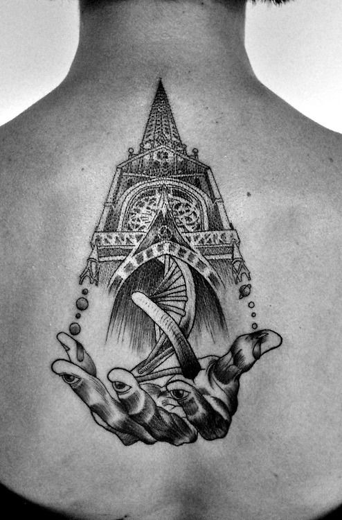 背部雕刻风格黑色中世纪大教堂与手纹身图案