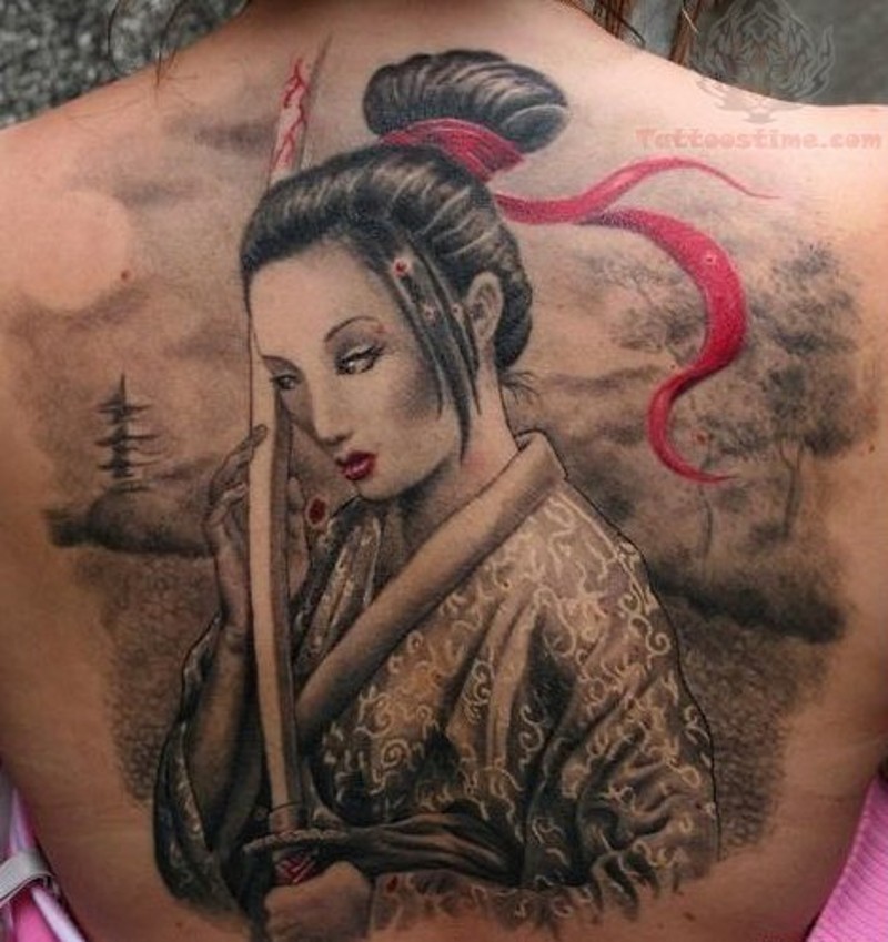背部神奇的自然彩色亚洲女性与血腥剑纹身图案