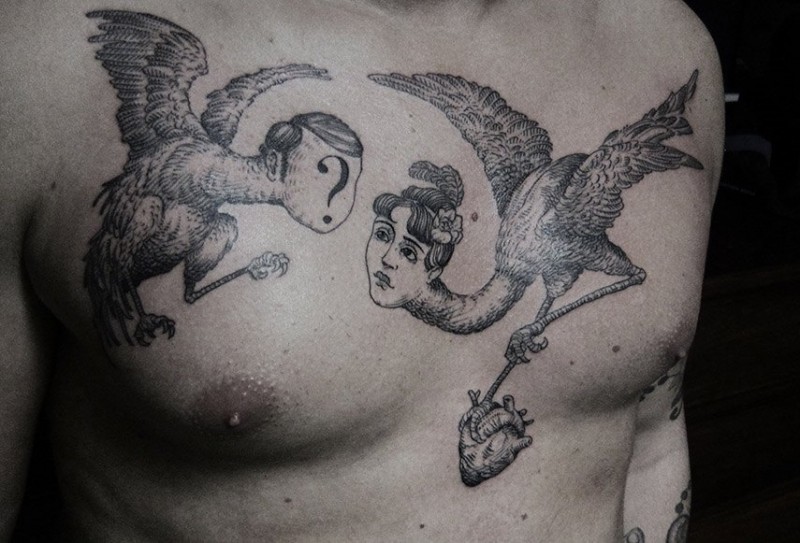 胸部超现实主义风格黑色飞行生物与心脏纹身图案