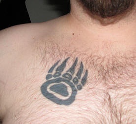 胸部熊爪印纹身图案