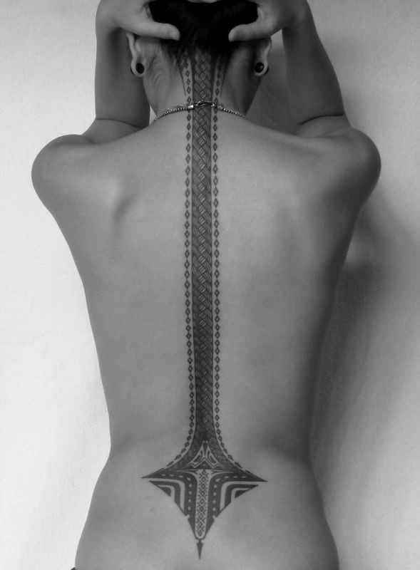 背部脊椎骨优雅的黑色图腾纹身图案