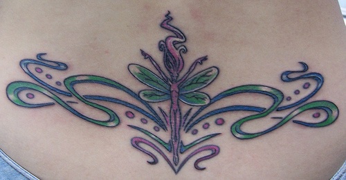 腰部苗条的蜻蜓精灵与藤蔓纹身图案