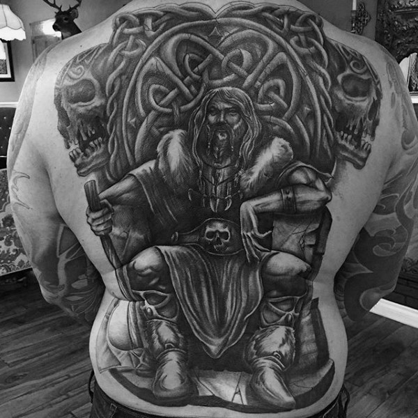 背部幻想凯尔特风格老战士与宝座纹身图案