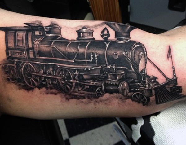 难以置信的黑白火车头手臂纹身图案