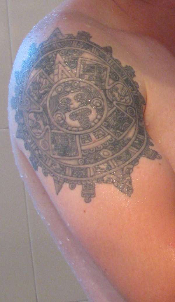 肩部黑色的阿兹特克太阳石纹身图案