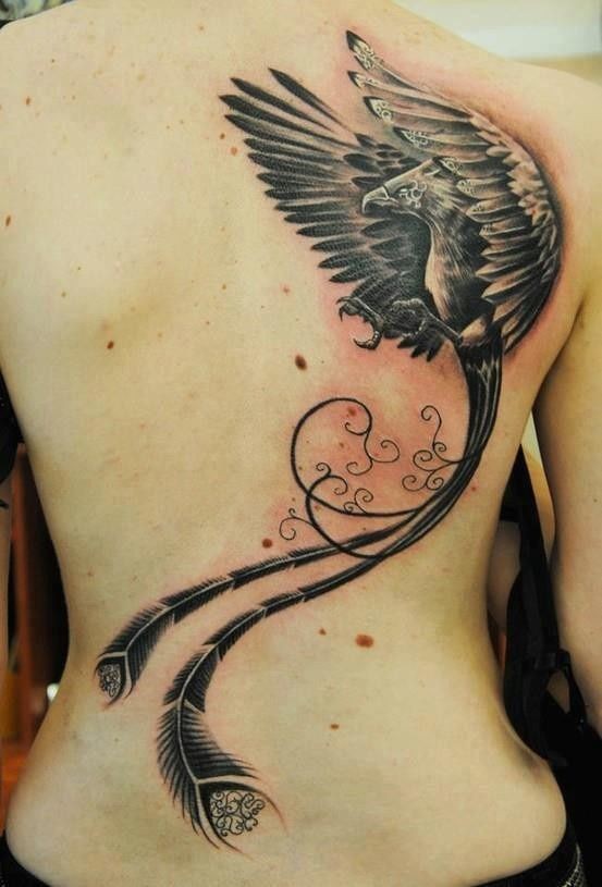 女生背部凤凰和藤蔓纹身图案