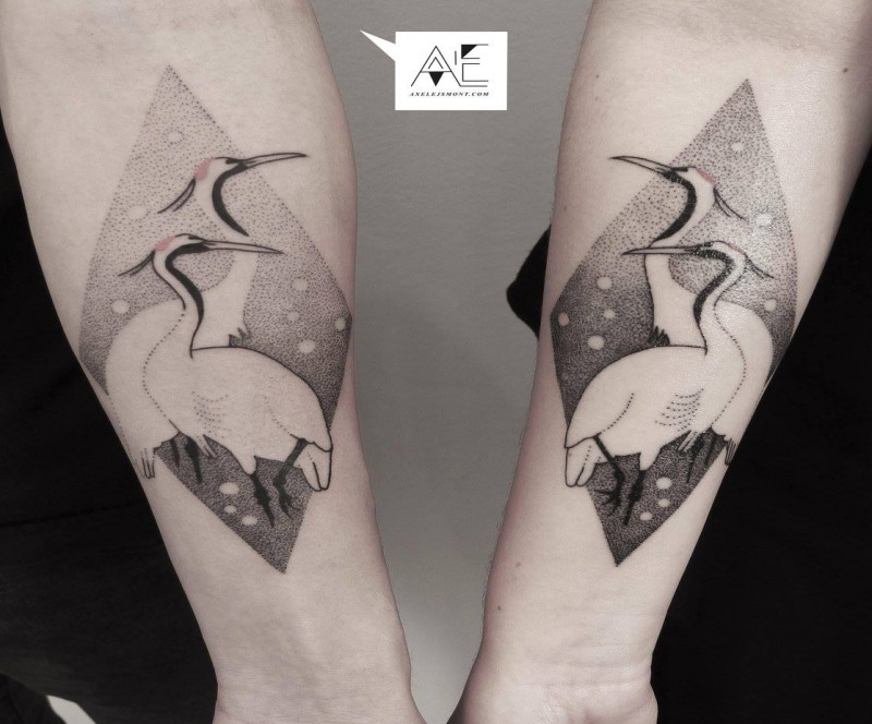 小臂点刺风格黑色几何仙鹤纹身图案