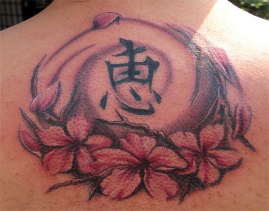 背部彩色的樱花和汉字纹身图案