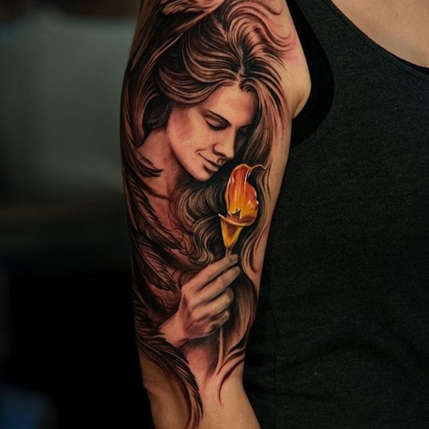大臂美丽的手绘风格妇女与花朵纹身图案