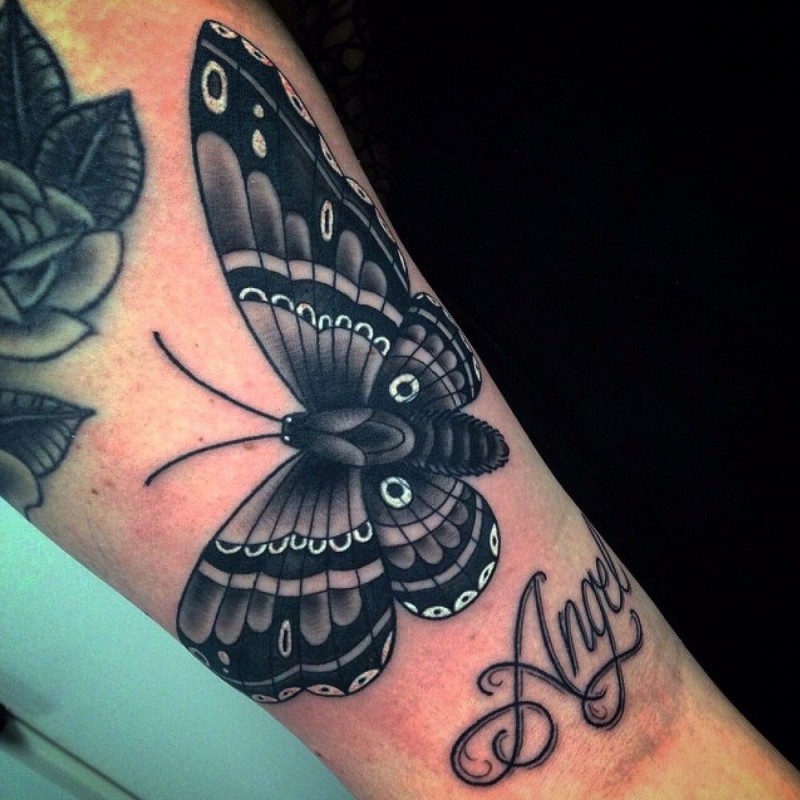 小腿漂亮的黑灰大蝴蝶字母纹身图案