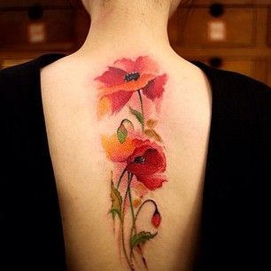 背部美丽优雅的红罂粟花纹身图案