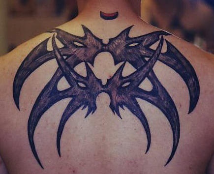 男性背部的部落蜘蛛纹身图案