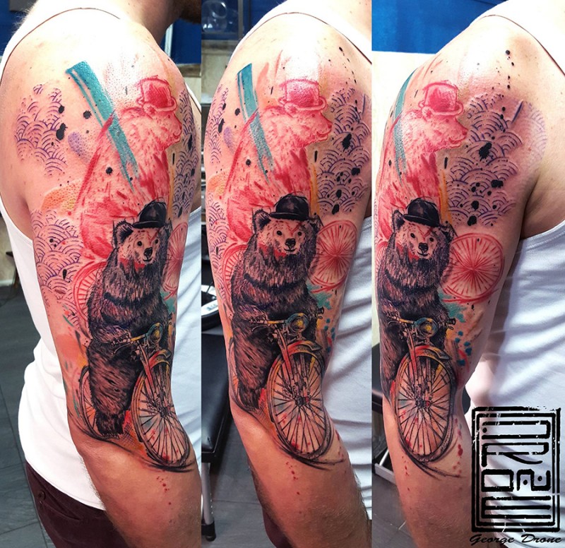 大臂现代风格彩色有趣的熊骑自行车纹身图案