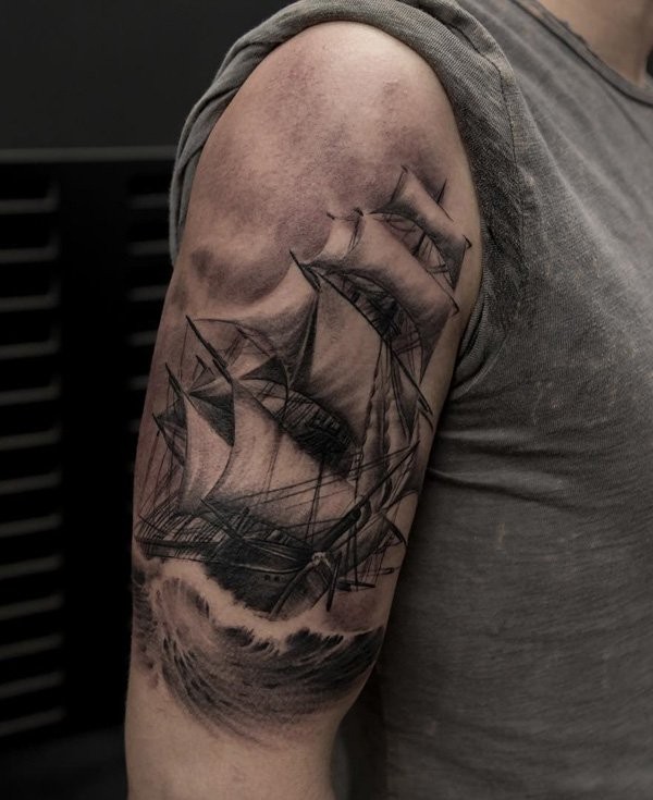 大臂黑灰风格非常惊人的帆船纹身图案