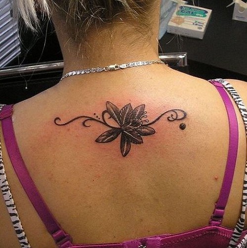 背部黑色花朵与华丽藤蔓纹身图案