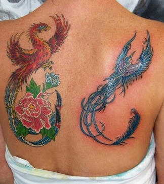 背部红色与蓝色的凤凰花朵纹身图案