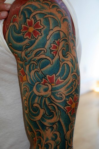 红色花朵和蓝色浪花手臂纹身图案