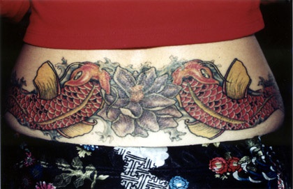 腰部亚洲锦鲤鱼和莲花纹身图案