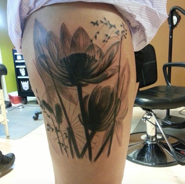 大腿黑白漂亮的野花纹身图案