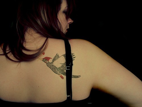 女生背部飞翔的小鸟纹身图案