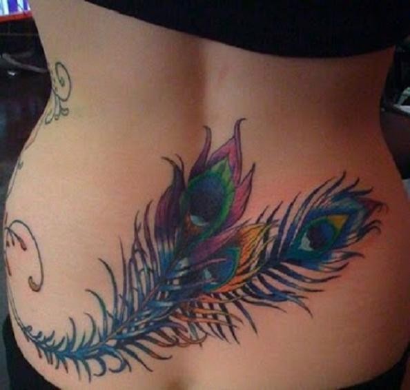 腰部彩色美丽的孔雀羽毛纹身图案