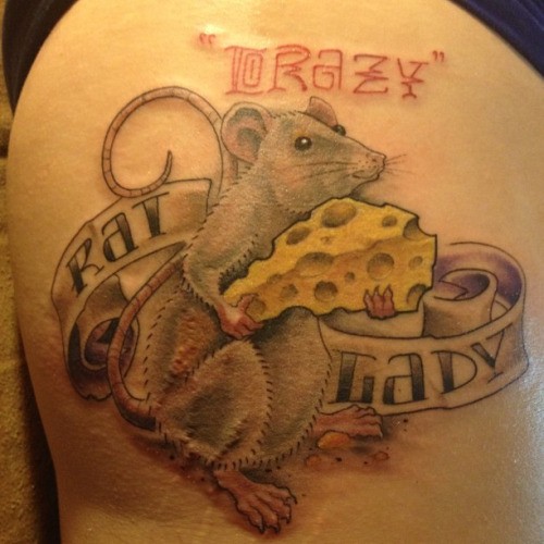 奶酪和字母与灰色老鼠大腿纹身图案