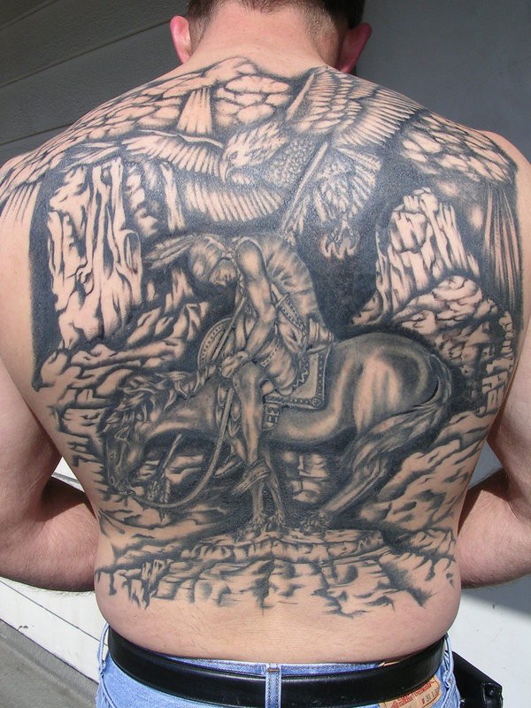 背部黑白印度武士与鹰纹身图案