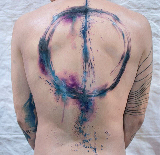 背部神秘的彩色泼墨线条圆纹身图案