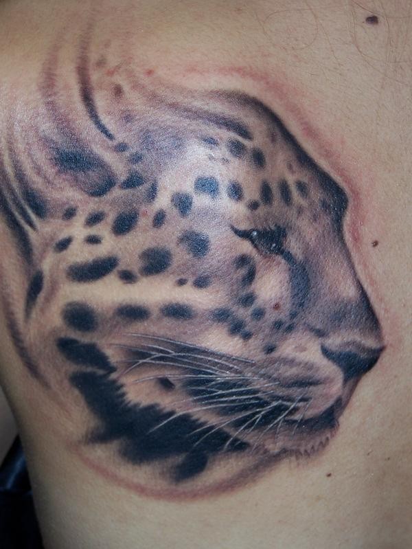 黑灰猎豹头部背部纹身图案