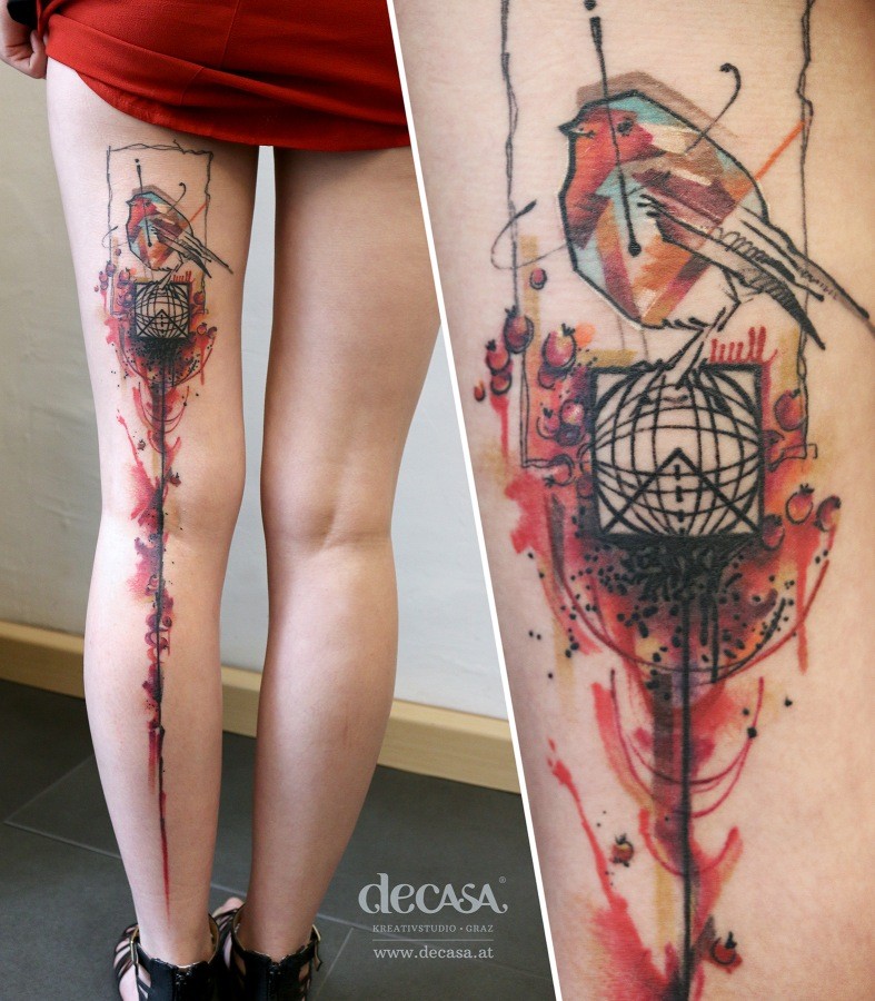 腿部大型彩色鸟和地球纹身图案