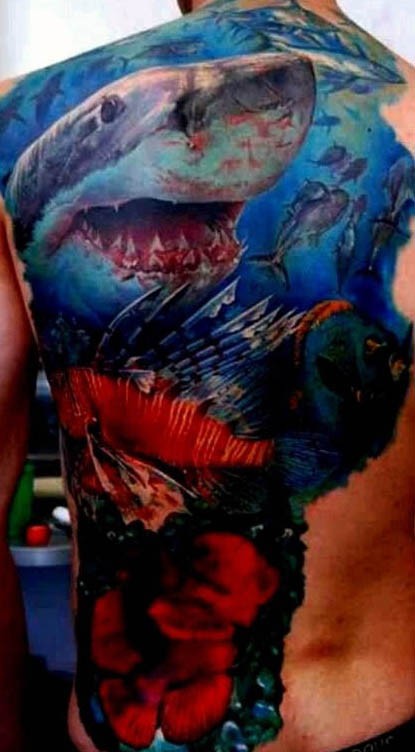 背部写实风格彩色的血腥鲨鱼和鱼类纹身图案