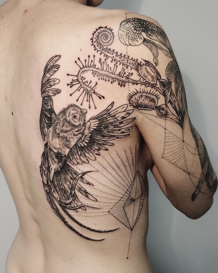 奇妙的黑白线条小鸟与植物几何背部纹身图案