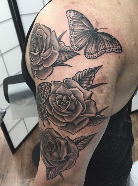 三朵美丽的玫瑰和蝴蝶手臂纹身图案