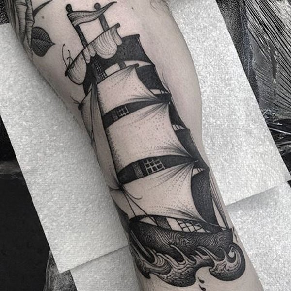 腿部雕刻风格黑色精致的帆船纹身图案