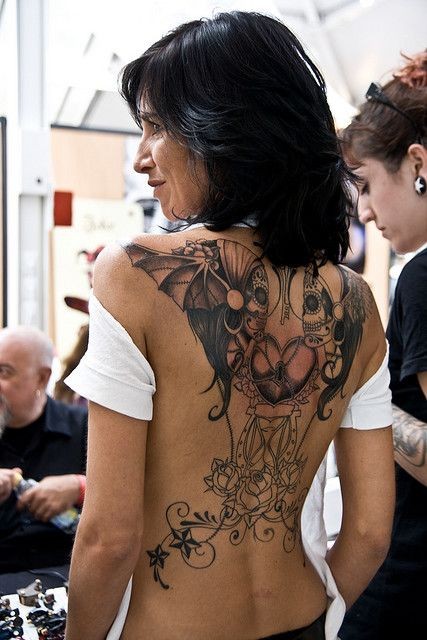 女生背部死亡骷髅和心形玫瑰纹身图案